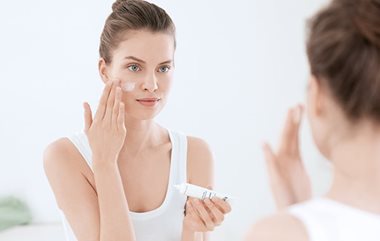 مكياج حب الشباب: استخدمي مرطب مزيل للمعان