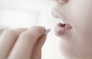 امرأة تأخذ حبة دواء