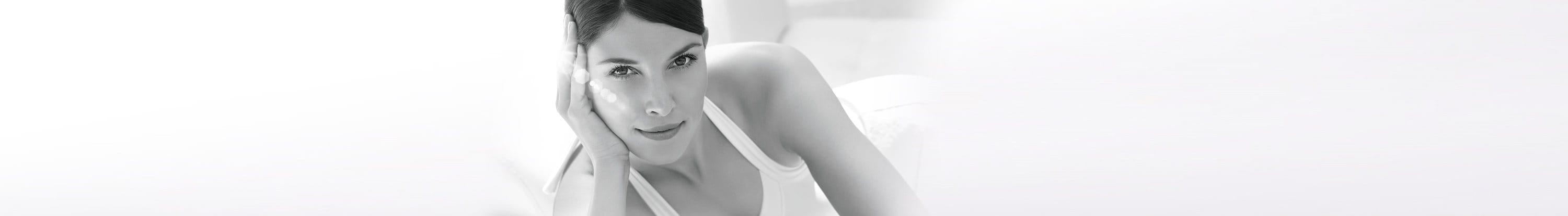 امراة مع رمز مجموعة Eucerin sun protection على كتفها