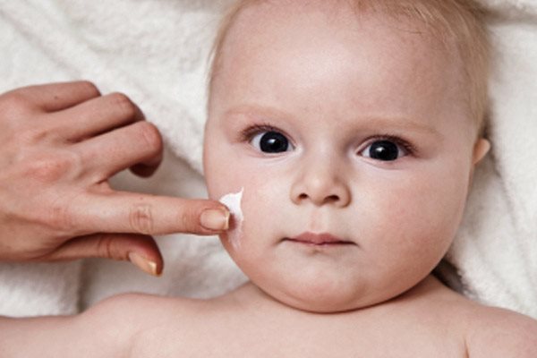 الأكزيما في الوجه: حافظ على ترطيب بشرتك
