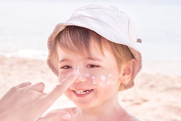 علاج التهاب الجلد التحسسي في الوجه: الحماية من الشمس
