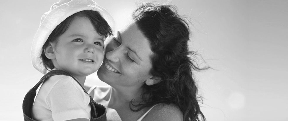 أم مع طفلها