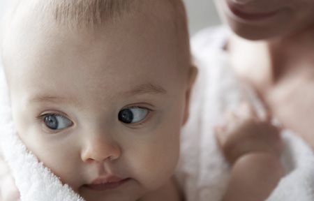 طفل في بطانية