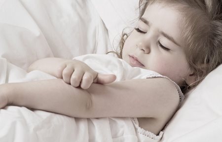 فتاة تحك جلدها