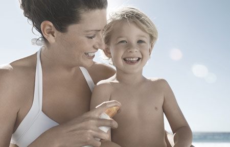 أم تستخدم الحماية من الشمس