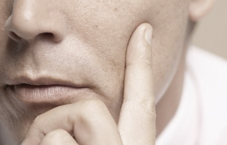 أصبع على وجنة