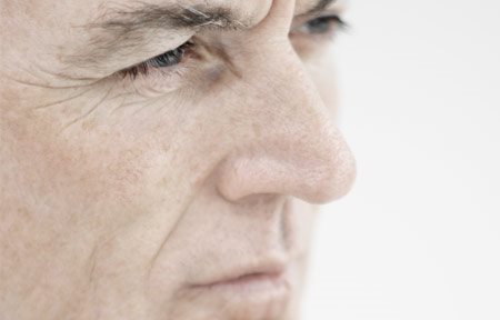 صورة عن قرب لوجه رجل كبير في السن 