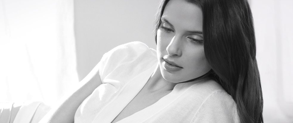 امرأة ذات شعر داكن في وضعية استرخاء