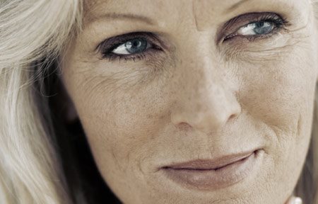 امرأة مسنة ذات بشرة بيضاء و بقع عمرية