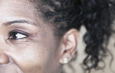 وجه امرأة داكنة اللون