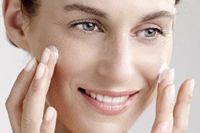 Ø§ÙØ±Ø£Ø© ØªØ·Ø¨Ù Ø§ÙØ¹ÙØ§ÙØ© Ø§ÙÙÙÙÙØ© Ø¹ÙÙ ÙØ¬ÙØªÙÙØ§.