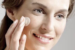 Ø§ÙØ±Ø£Ø© ØªØ¶Ø¹ ÙØ§ÙÙ Ø§ÙØ´ÙØ³ Ø¹ÙÙ ÙØ¬ÙØªÙØ§.