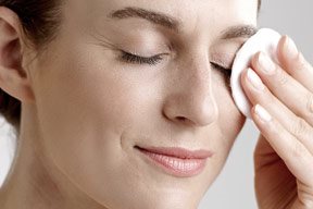 Ø§ÙØ±Ø£Ø© ØªØ²ÙÙ ÙÙÙØ§Ø¬ Ø§ÙØ¹ÙÙ Ø¨ÙØ§Ø³Ø·Ø© ÙØ·Ø¹Ø© ÙØ·ÙÙØ©.