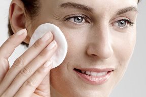 Ø§ÙØ±Ø£Ø© ØªØ¶Ø¹ ØªÙÙØ± Ø¨ÙØ§Ø³Ø·Ø© ÙØ·Ø¹Ø© ÙØ·ÙÙØ©.