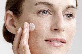 Ø§ÙØ±Ø£Ø© ØªØ·Ø¨Ù Ø§ÙØ¹ÙØ§ÙØ© Ø¹ÙÙ ÙØ¬ÙØªÙÙØ§.