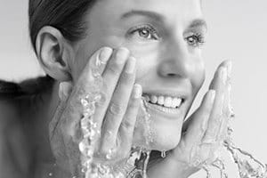 امرأة تغسل وجهها