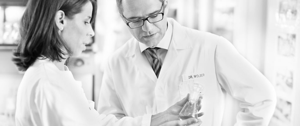 الدكتور راينر والبر، رئيس تطوير المنتج، مستحضرات التجميل العلاجية يتحدث إلى عالم عناية بالبشرة.