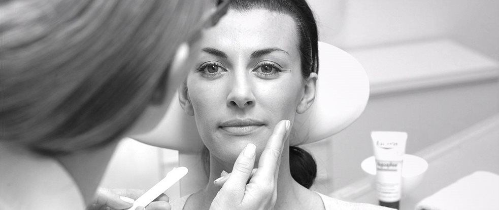 وجه إمرأة يتم معالجته بمنتج من Eucerin