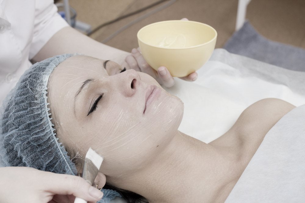 امرأة تخضع لتقشير كيميائي للوجه