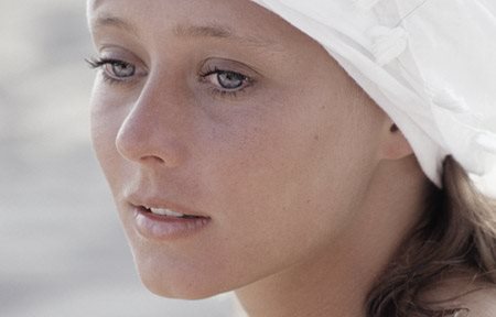 امرأة ترتدي ربطة رأس بيضاء