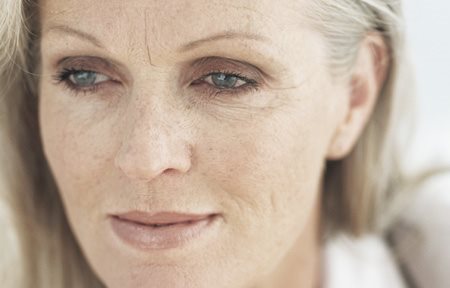 وجه امرأة مسنة