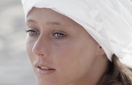 وجه امرأة شابة