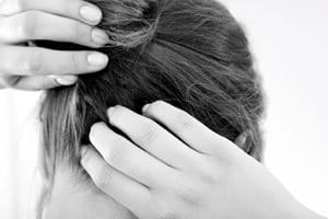 امرأة تحك فروة رأسها المتهيجة