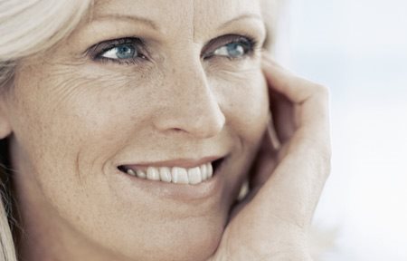 امرأة في منتصف العمر مبتسمة