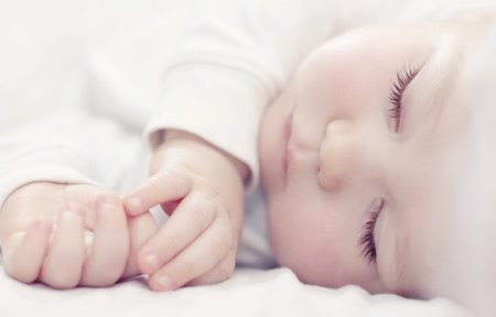 طفل في وضعية نوم