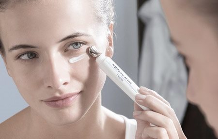 امرأة تستخدم  كريم العناية بالعينين