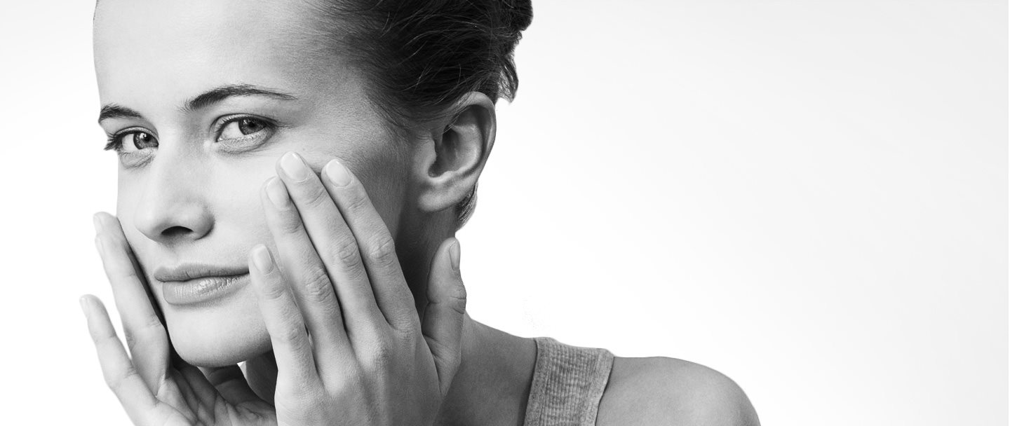 امرأة ذات بشرة وجه حساسة تنظر إلى الكاميرا