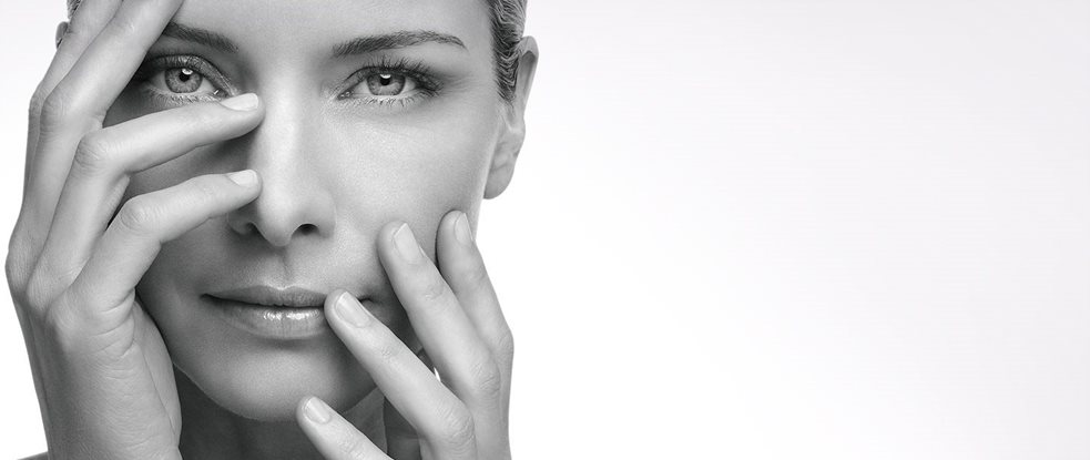 وجه امرأة في منتصف العمر